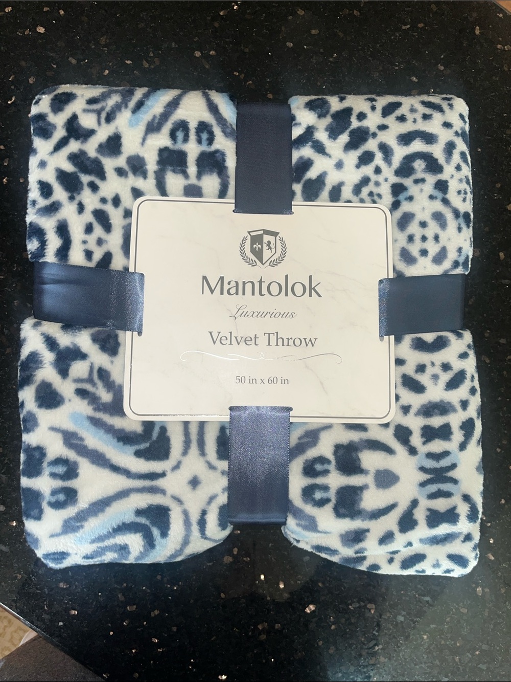Mantolok Blue & White Velvet Throw 50x60”